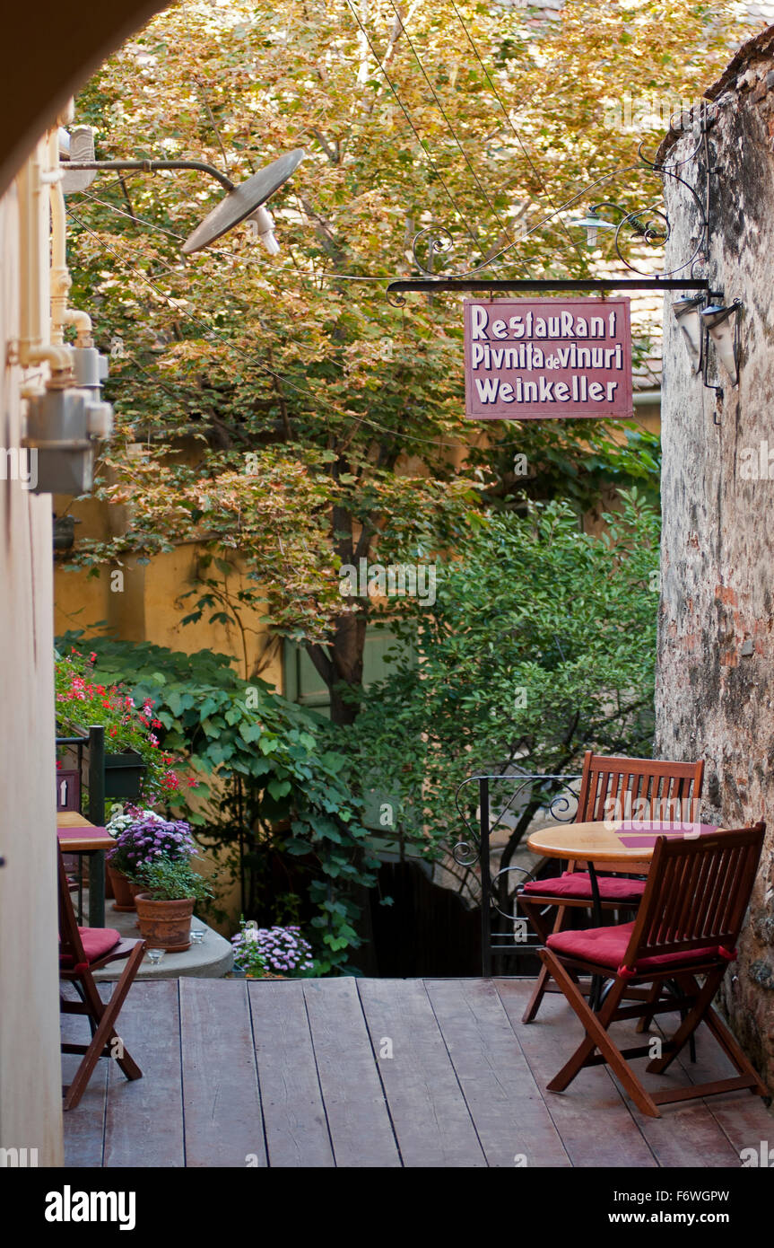 Restaurante y bodega en la parte histórica de la ciudad de Sibiu, Transilvania, Rumania Foto de stock