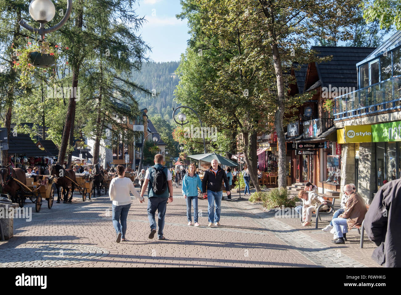 Turistas en el principal barrio comercial. Calle Krupowki, Zakopane, Condado de Tatra, en Polonia, Europa Foto de stock