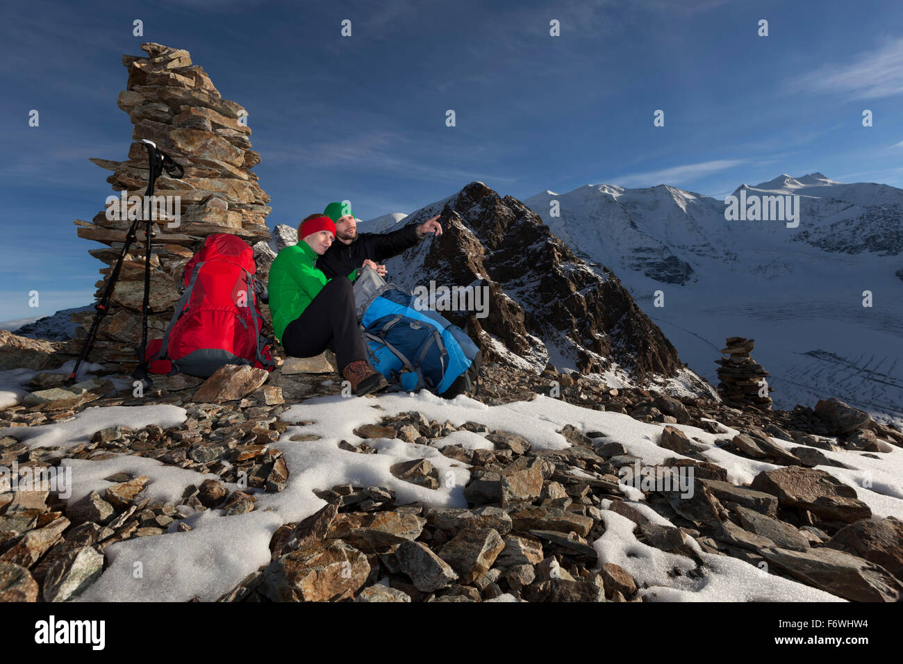 Los caminantes descansando en Val Bernina, Piz Palu y Pers glaciar de fondo, Engadin, Cantón de los Grisones, Suiza Foto de stock