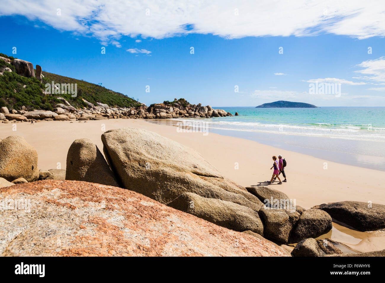 Dos personas caminando por la playa de la caleta de hadas, Wilsons Promontory, Victoria, Australia Foto de stock