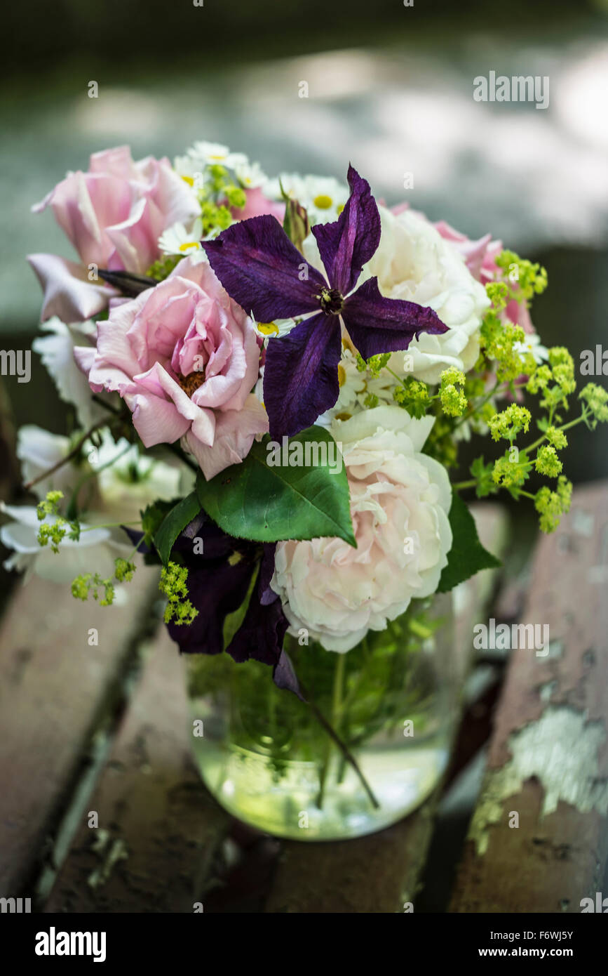 Bodegón con jarrón de flores de verano, las flores, la naturaleza Foto de stock