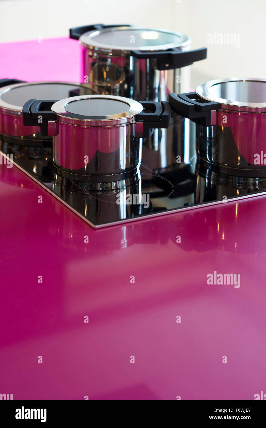 Un cajón que contiene cocina deslizante cacerolas, manoplas y un muffin tin  Fotografía de stock - Alamy