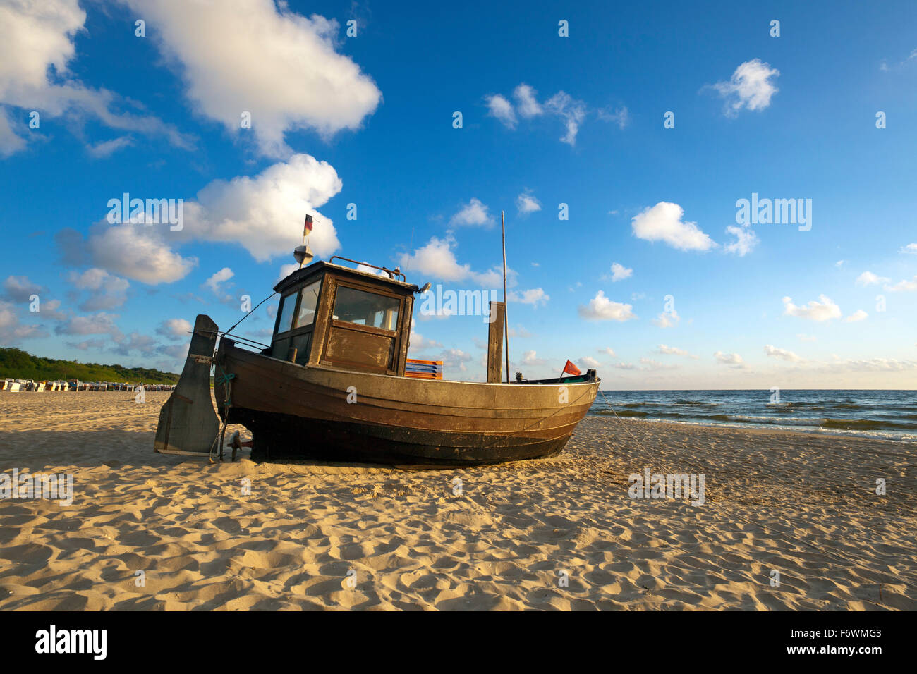 Cortador de pesca en la playa, en la isla de Usedom, Ahlbeck, Mar Báltico, Western-Pomerania Mecklenburg, Alemania Foto de stock