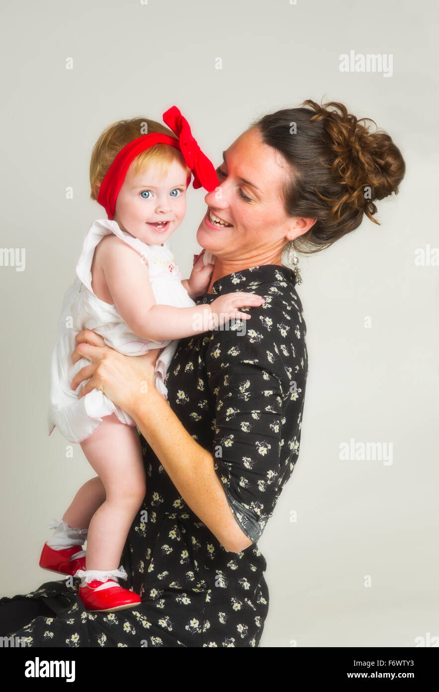 Una madre con su pequeño y lindo niña de 12 meses Foto de stock