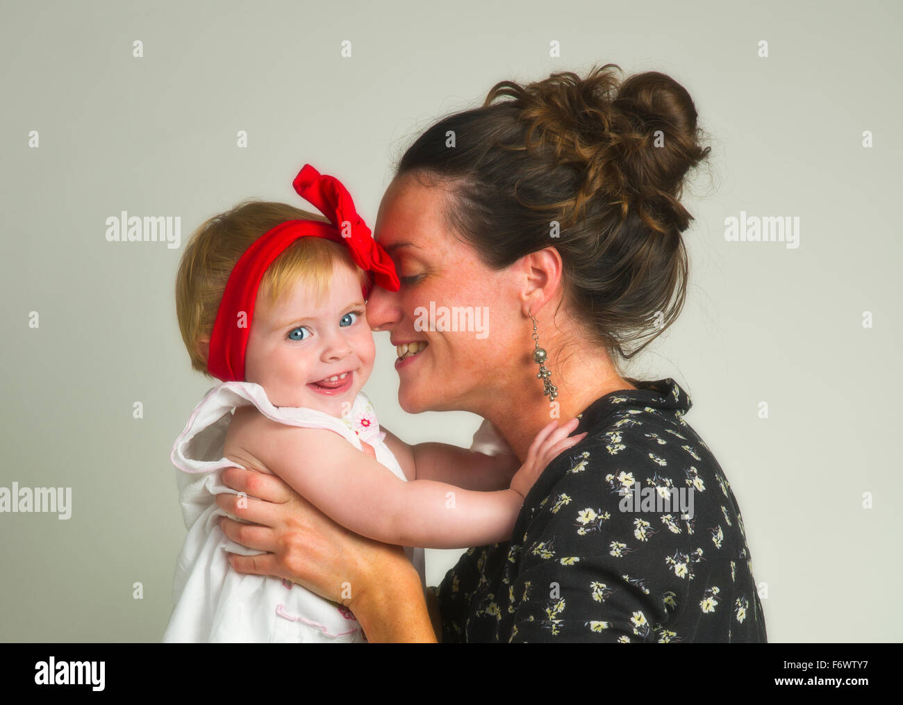 Una madre con su pequeño y lindo niña de 12 meses Foto de stock