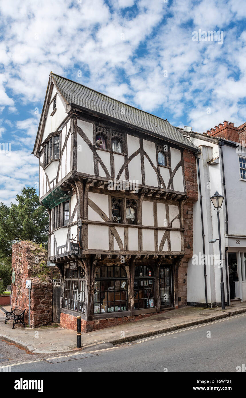 'La casa que mueve' es una de las más antiguas casas sobrevivientes en Exeter, Devon, Inglaterra, Reino Unido. Foto de stock