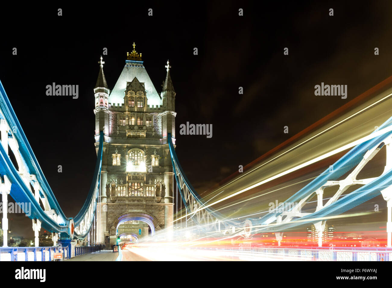Tráfico por la noche en el Tower Bridge, Londres, Inglaterra Foto de stock
