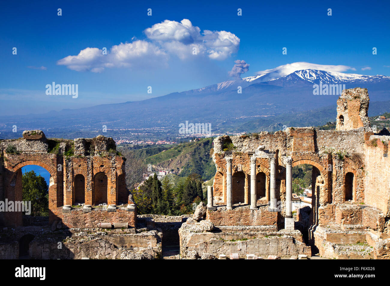 Ruinas del teatro greco-romano con el Etna en erupción, Taormina, Sicilia, Italia Foto de stock