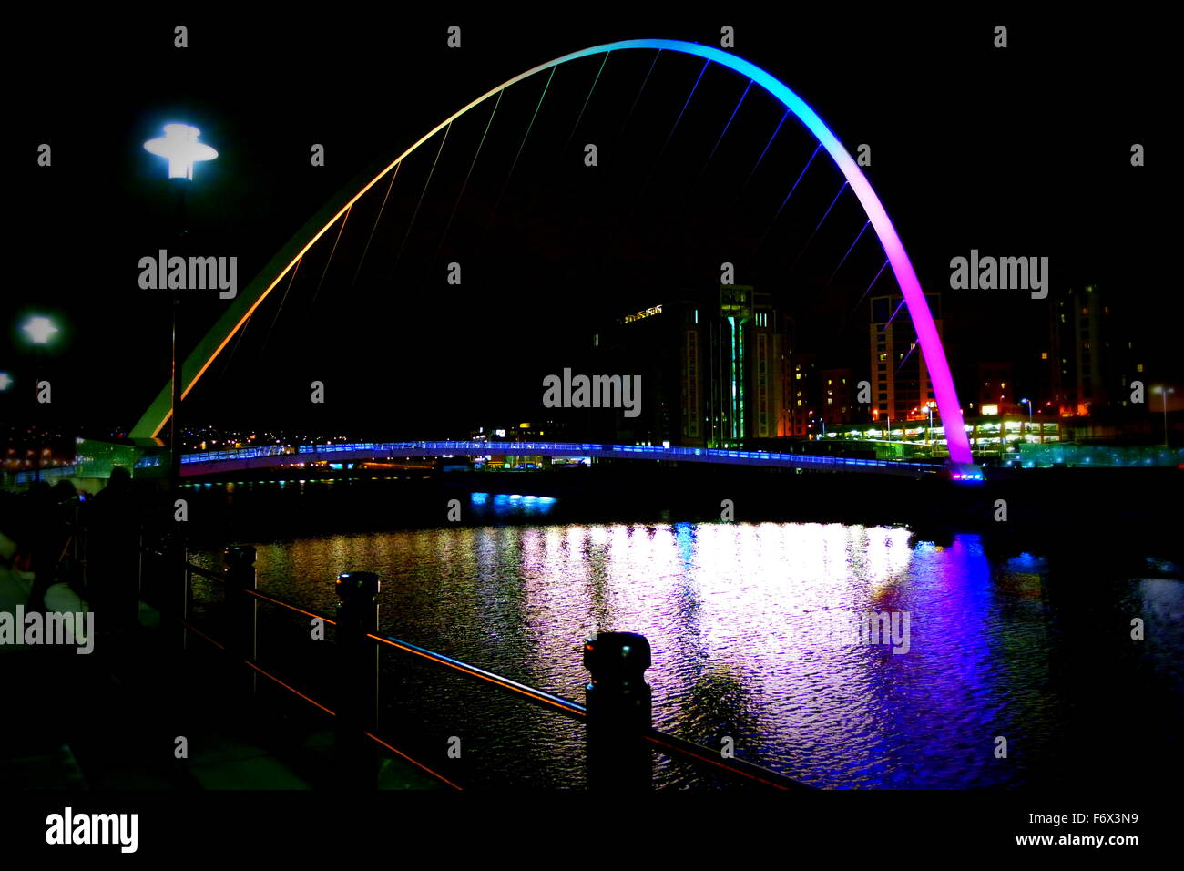 Puente del milenio de Gateshead en la noche. Foto de stock