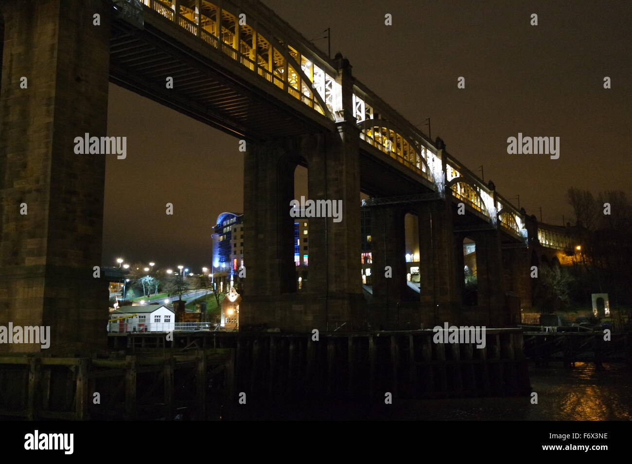 Newcastle-upon-Tyne, el puente del ferrocarril en la noche. Foto de stock