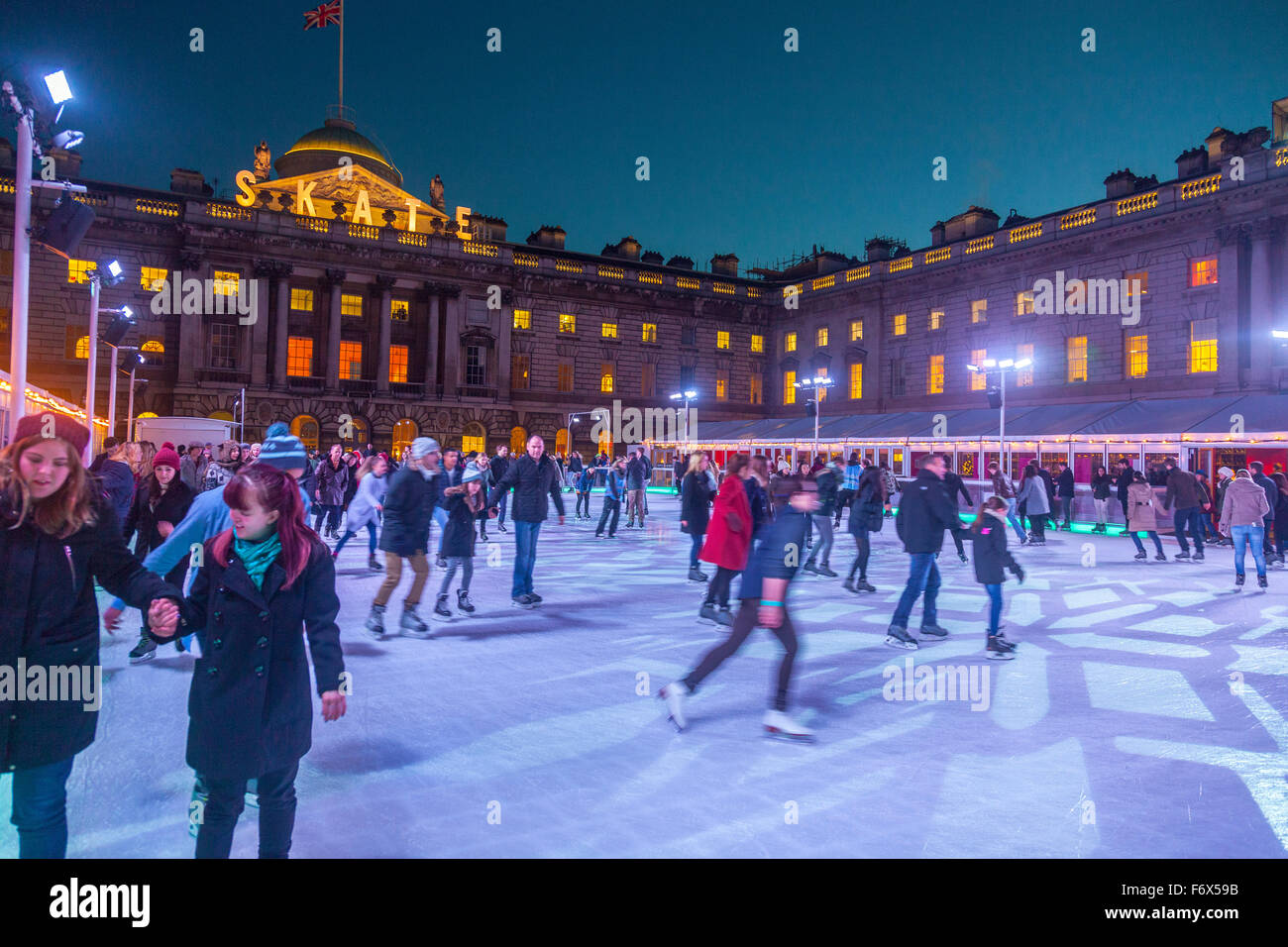 Somerset House Ice Rink en tiempo de Navidad Foto de stock