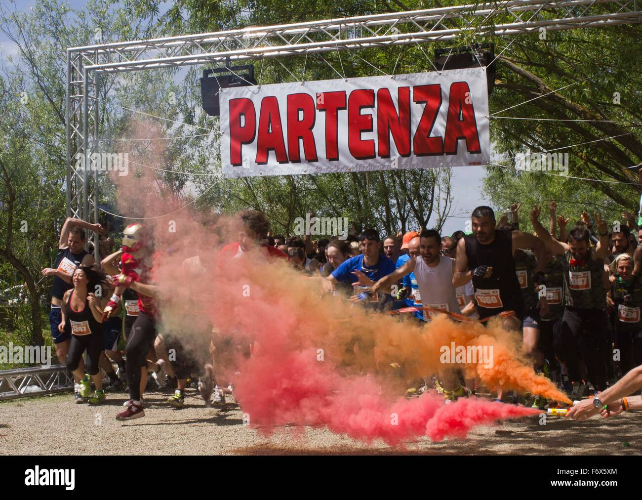 SIGNA, Italia - 9 de mayo de 2015: en color gun shot al comienzo de Inferno  Run Carrera de lodo cerca de Florencia, con la gente que está empezando a  ejecutar Fotografía