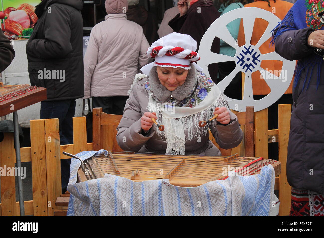 La tradición bielorrusa instrumento címbalos en celebración de la nueva cosecha, Noviembre 13, 2015, Vileyka, Bielorrusia Foto de stock