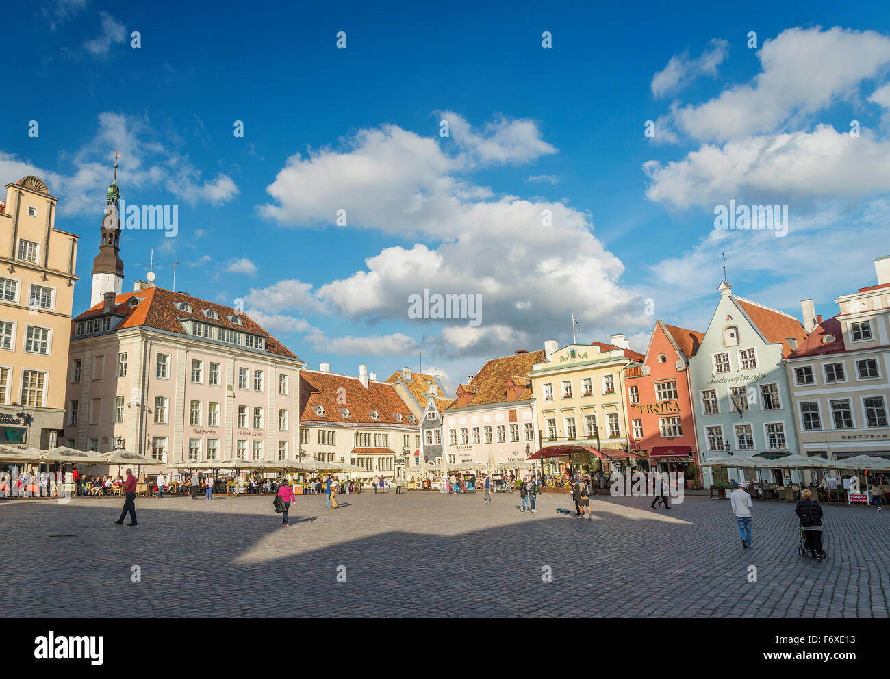 Plaza de la ciudad vieja de Tallin en Estonia Foto de stock