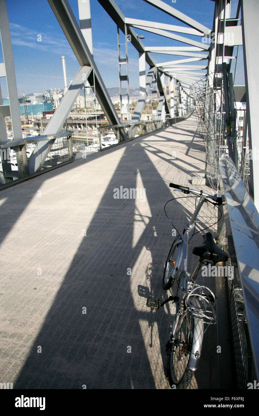 Bicicleta plegable estacionado sobre el puente del braguero peatonal  conduce por encima del puerto deportivo de Fórum de Barcelona Fotografía de  stock - Alamy