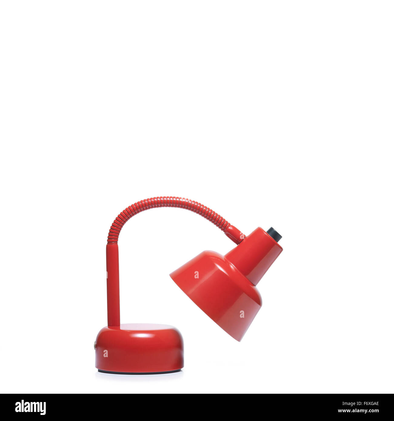 Lámpara de escritorio de color rojo sobre fondo blanco trazado de recorte. Foto de stock
