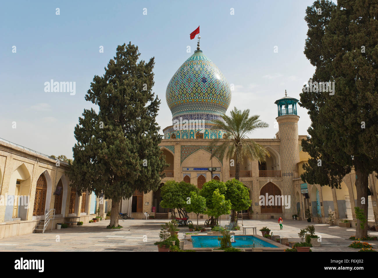 Imamzadeh-ye Ali Ebn-e Hamze Mezquita, patio con piscina, Mausoleo, tumbas, Shiraz, Irán Foto de stock
