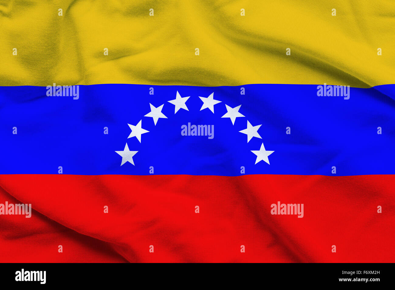 Ondulado y rizado la bandera nacional de Venezuela el fondo. Foto de stock