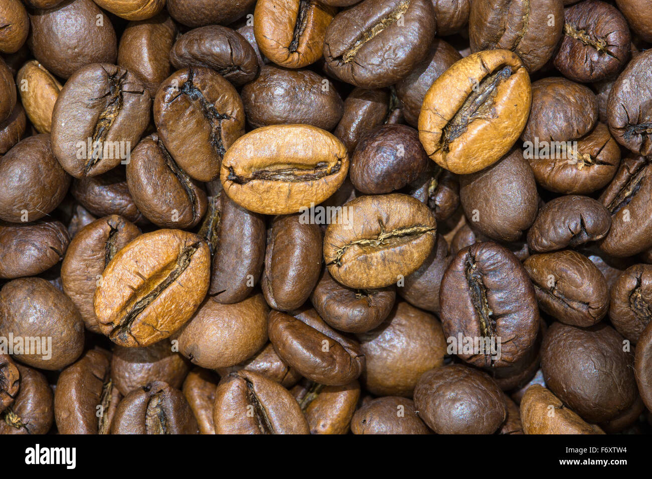 Macro de Roasted Brown granos de café, puede utilizarse como fondo o textura Foto de stock