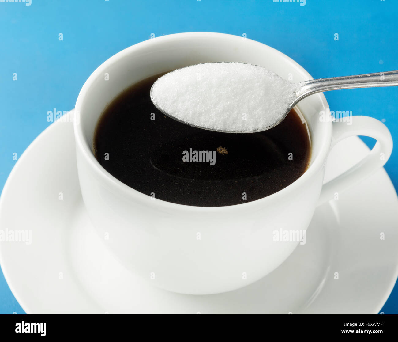 Taza de café con una cuchara llena de azúcar Foto de stock