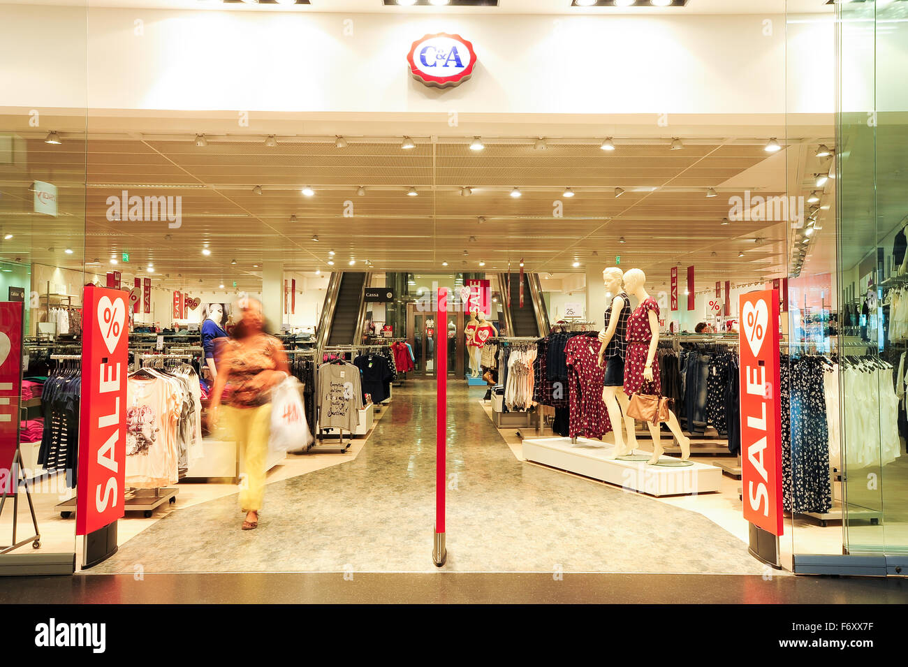 Lugano, - 17 de julio 2014: interior de C&A tienda de ropa de moda en el centro comercial de Lugano en Suiza Fotografía stock - Alamy