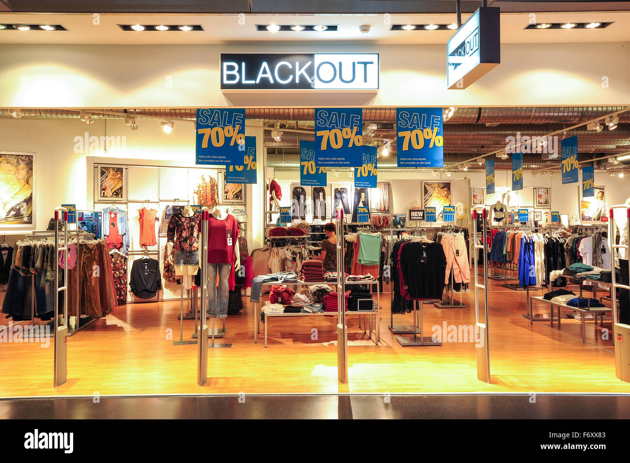 Lugano, Suiza - de julio de 2014 Black Out: interior de tienda ropa de moda en el centro comercial de Lugano en Suiza Fotografía de stock - Alamy