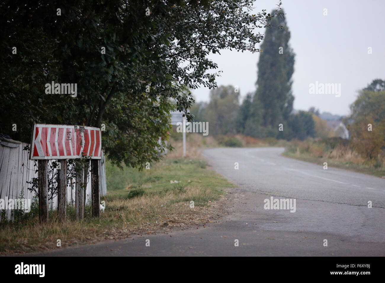 Curva de intersección en el país durante un viaje por carretera en la región central de Ucrania, 120 km al este de Kiev. Foto de stock