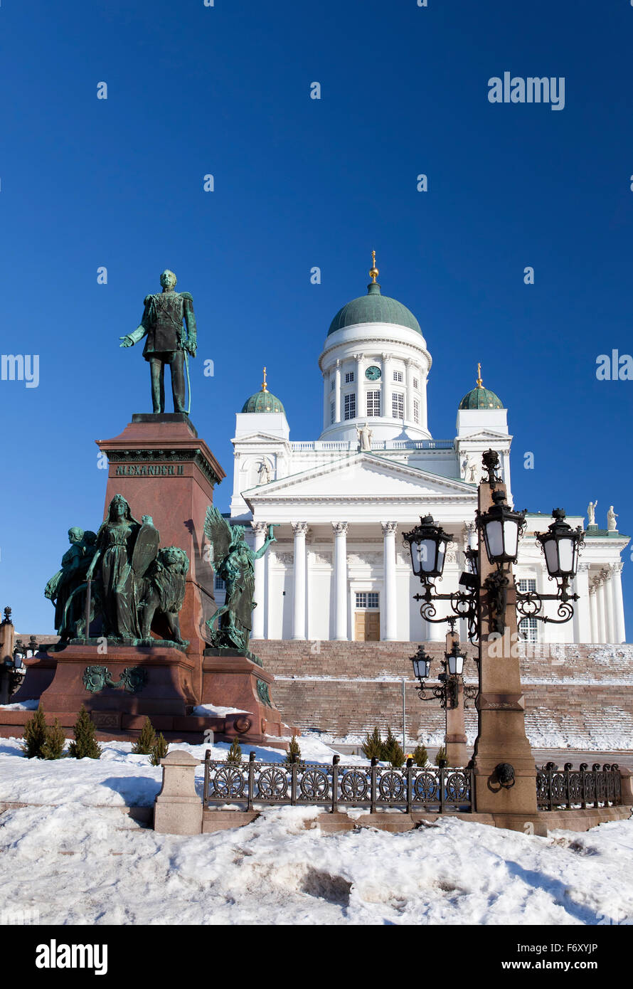 Catedral Luterana y el monumento al emperador Alexander II de Rusia en Helsinki, Finlandia Foto de stock