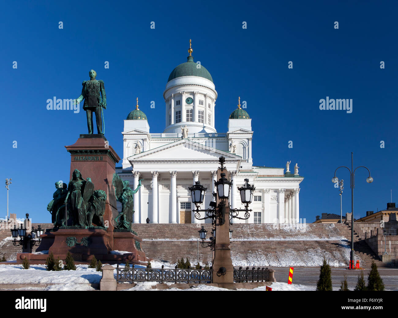 Catedral Luterana y el monumento al emperador Alexander II de Rusia en Helsinki, Finlandia Foto de stock