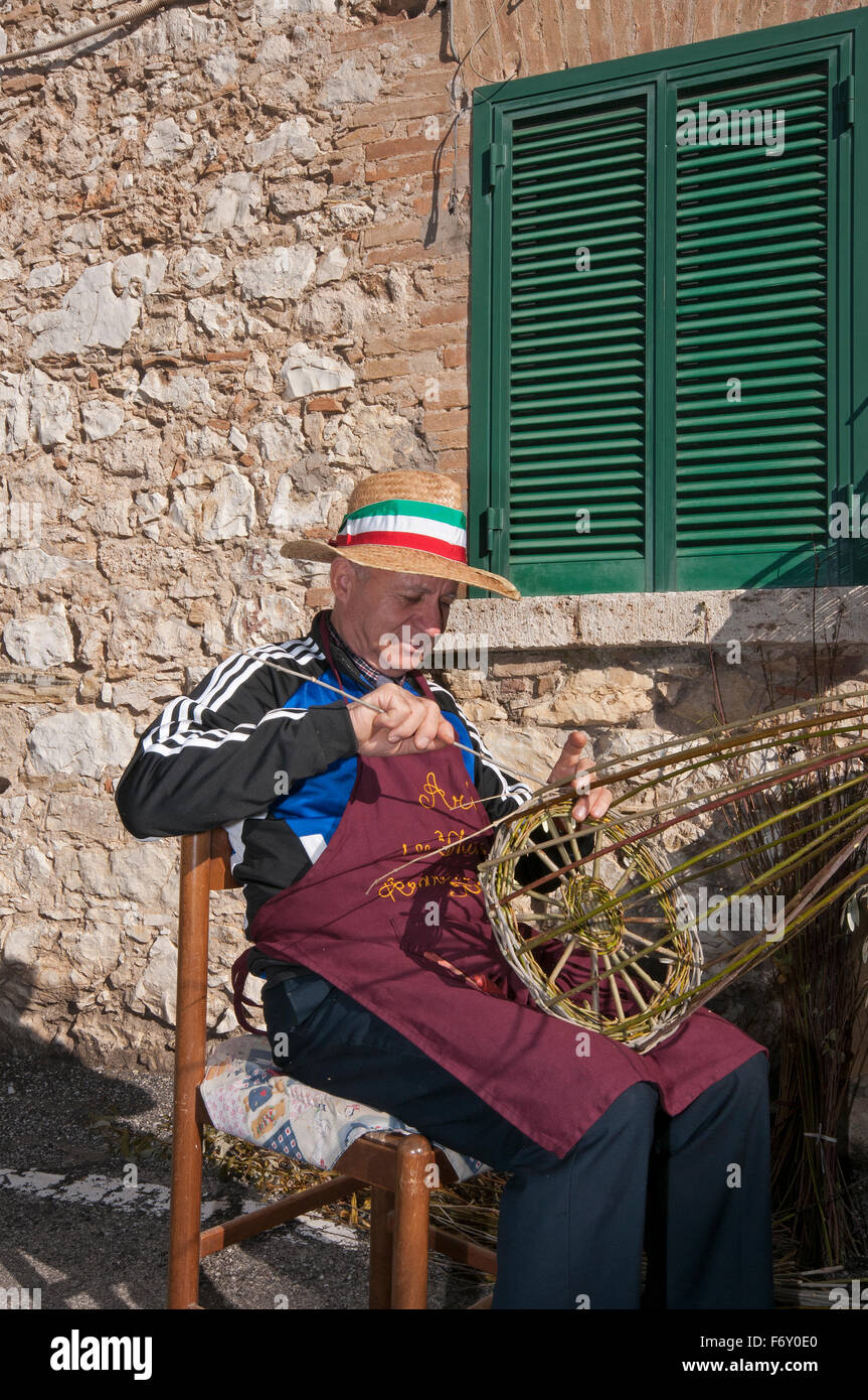 En el trabajo artesanal con el mimbre en Montecchio, Terni, Umbría. Foto de stock