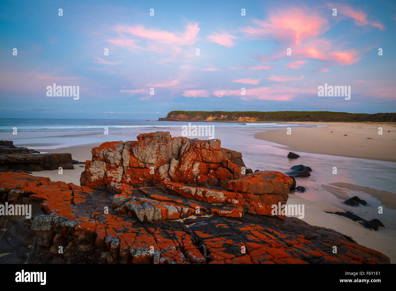 Atardecer en la salvaje costa Nadgee, NSW Foto de stock