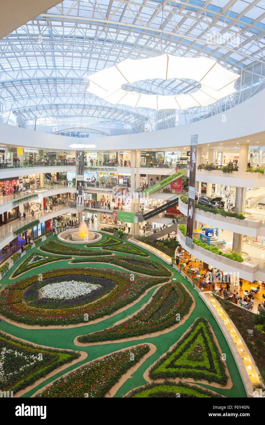 Centro Comercial Santafe shopping mall, en Medellín, Colombia. Foto de stock