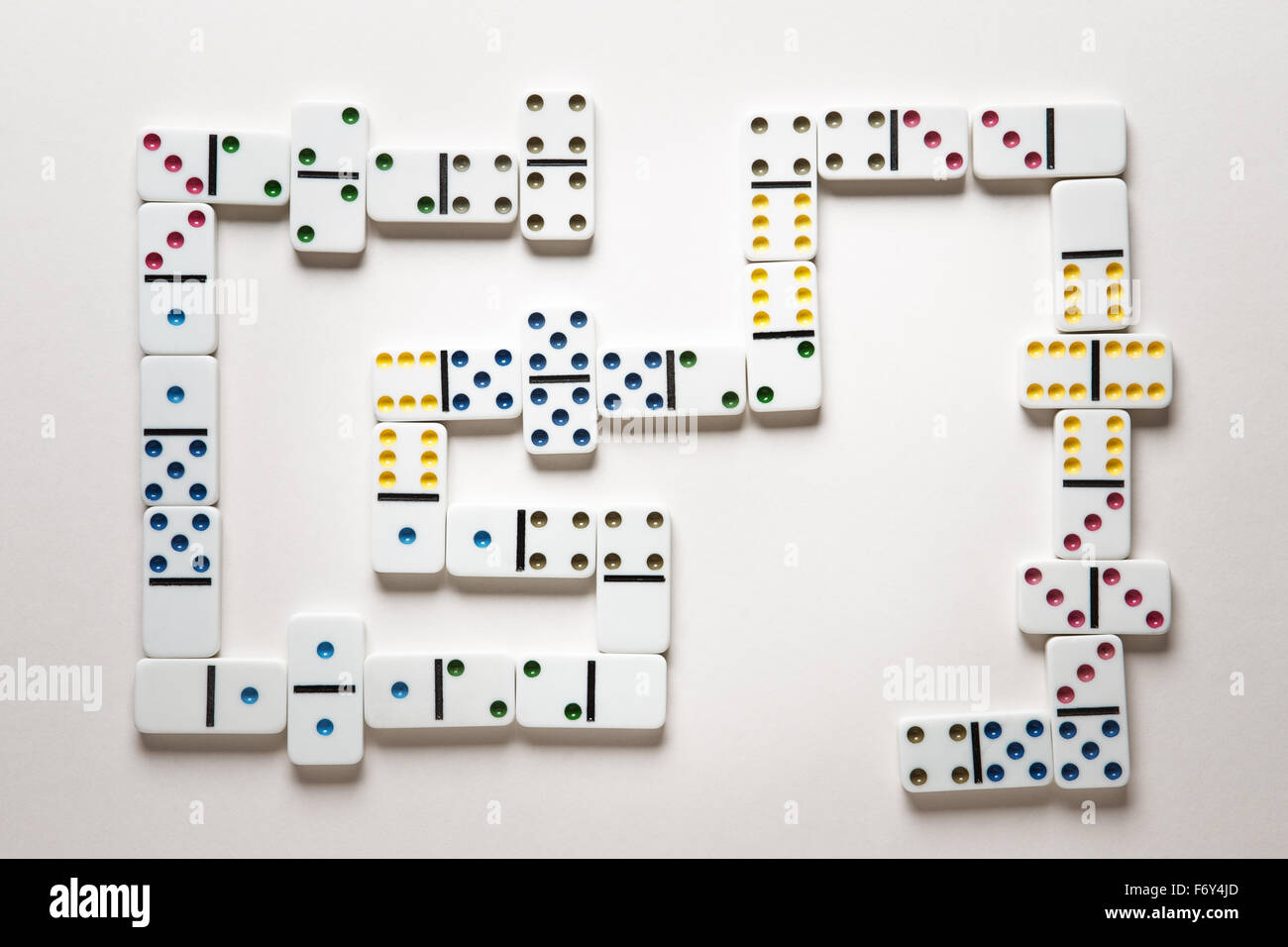 Domino establecidos en un juego de disparos en el estudio de antecedentes  sobre papel blanco Fotografía de stock - Alamy