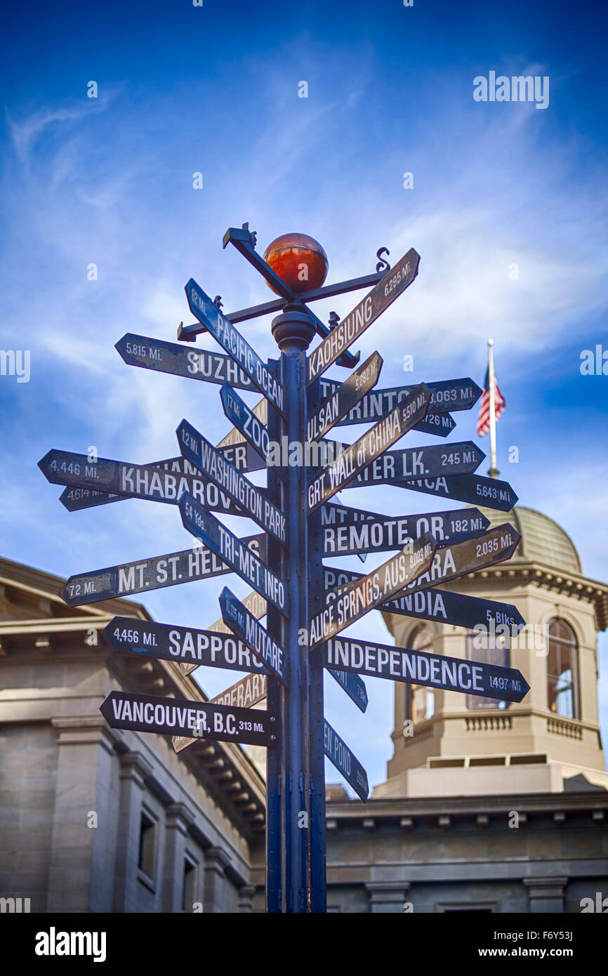 Este icónico signpost turistas da algunas indicaciones en Pioneer Square, el centro de Portland, Oregon. Foto de stock