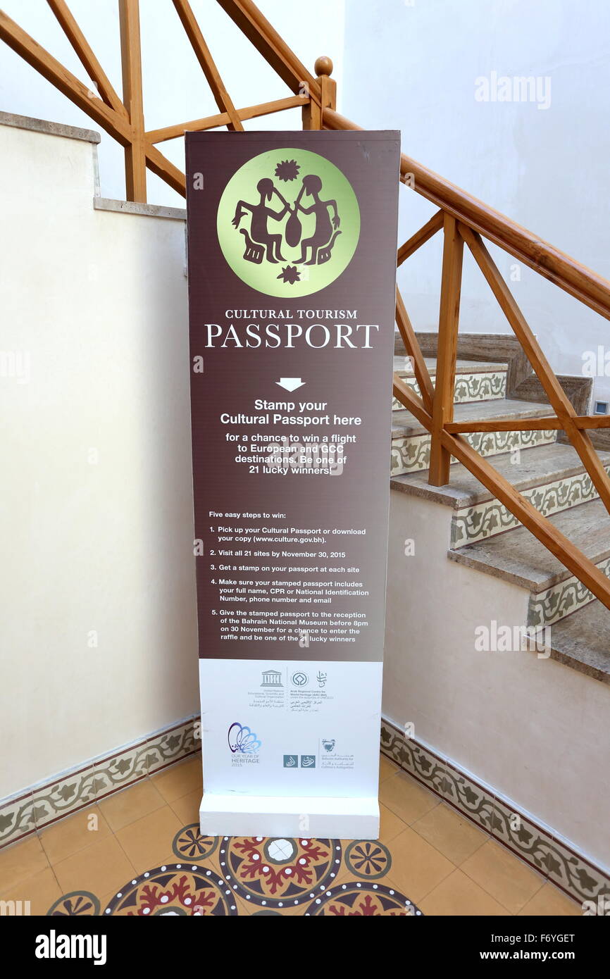 Publicidad Banner de Bahrein pasaporte de turismo cultural, iniciativa diseñada para fomentar las visitas a lugares de interés cultural, Otoño de 2015. Foto de stock