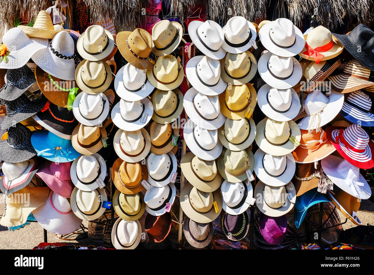 Selección de tradicionales gorros para el sol a la venta en Puerto  Vallarta, México Fotografía de stock - Alamy