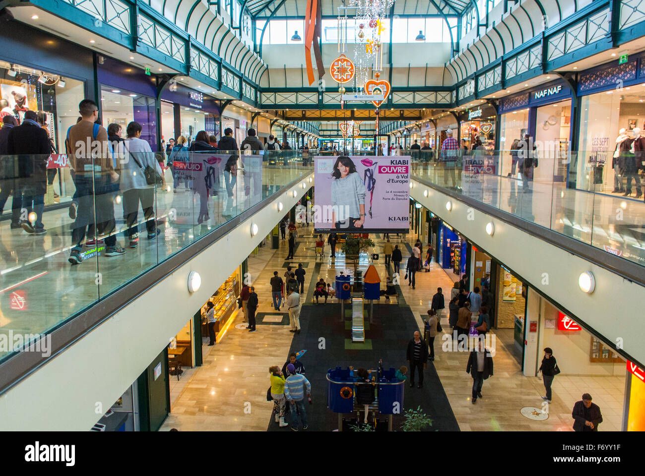 París, Francia, la gente Shopping Mall, el centro comercial interior 