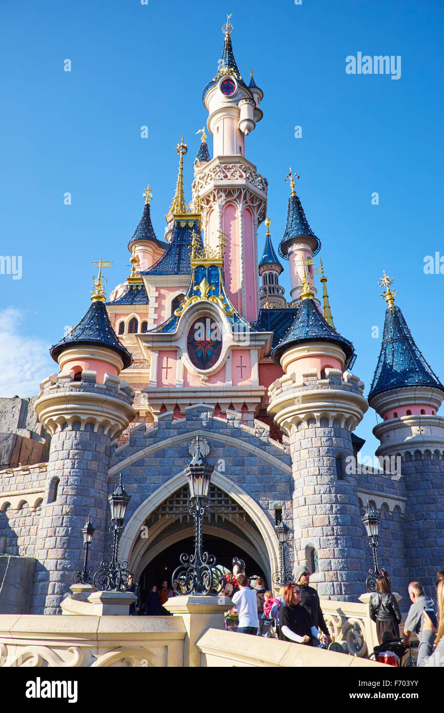 Sleeping Beauty Castle en Fantasyland Disneyland Paris Marne-la-Vallee Chessy Francia Foto de stock