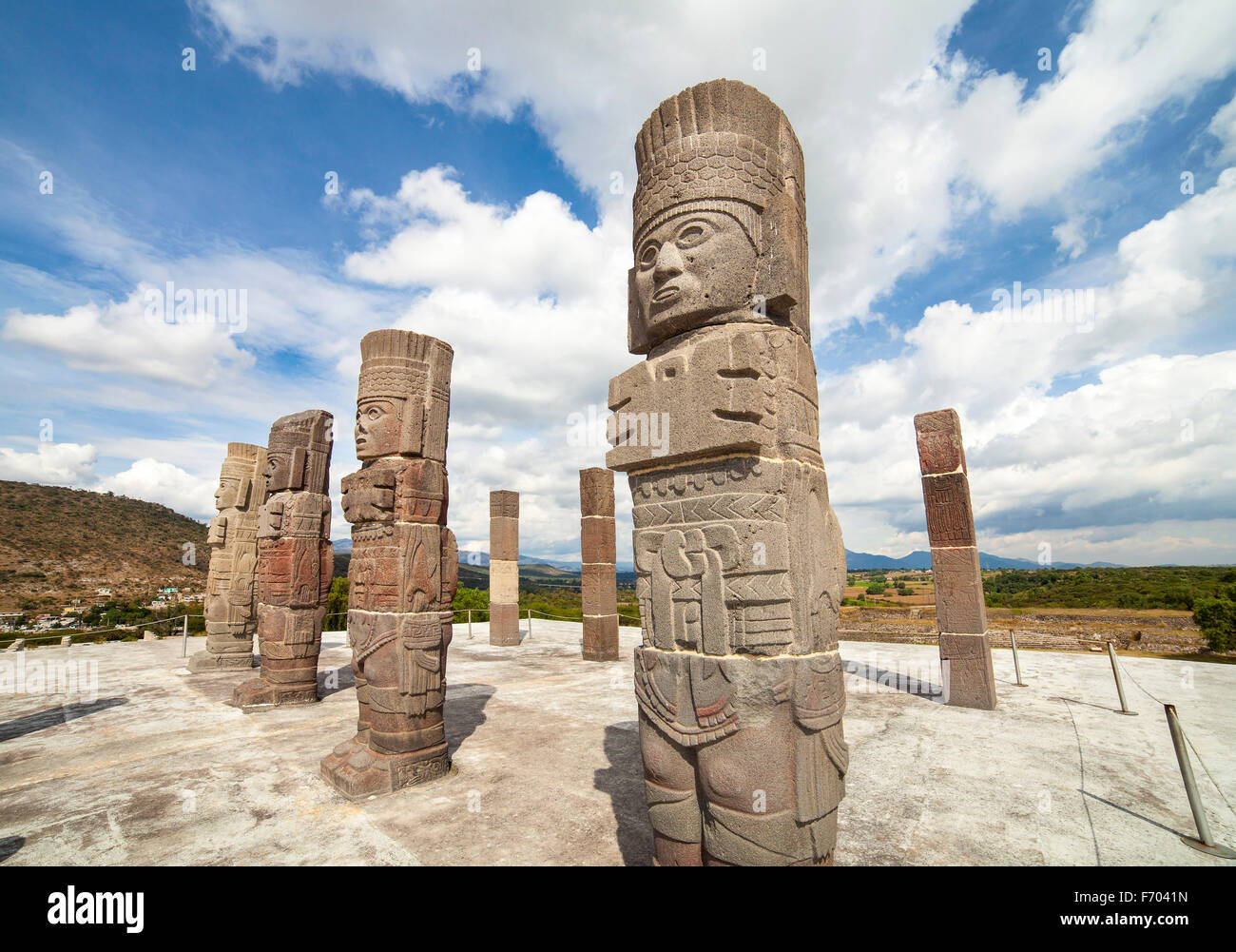 Los atlantes en la parte superior de la estructura principal en Tula, estado de Hidalgo, México. Foto de stock