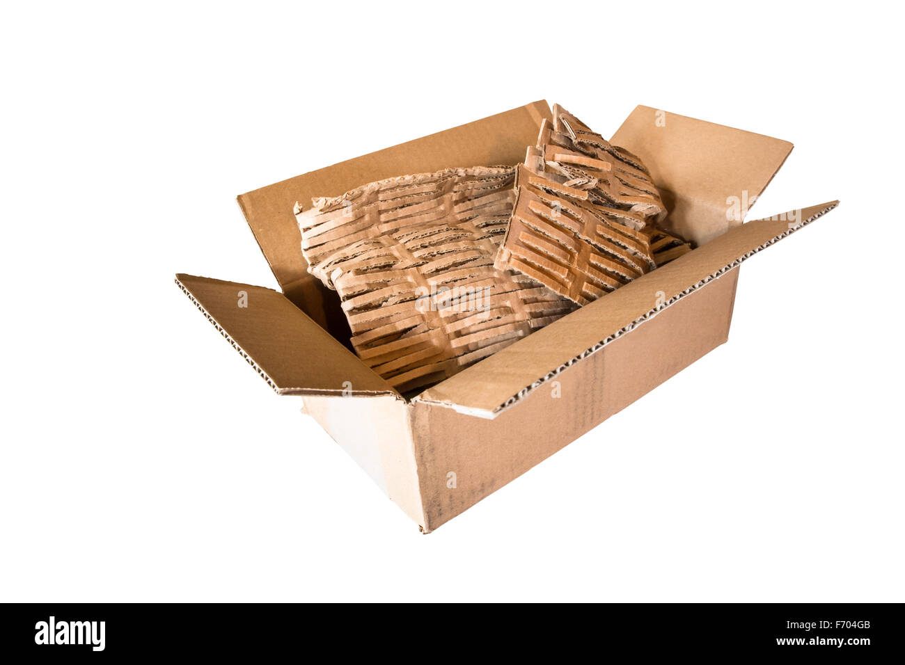 Abrir la caja de envío de cartón vacío con material de embalaje ecológico aislado sobre fondo blanco. Foto de stock