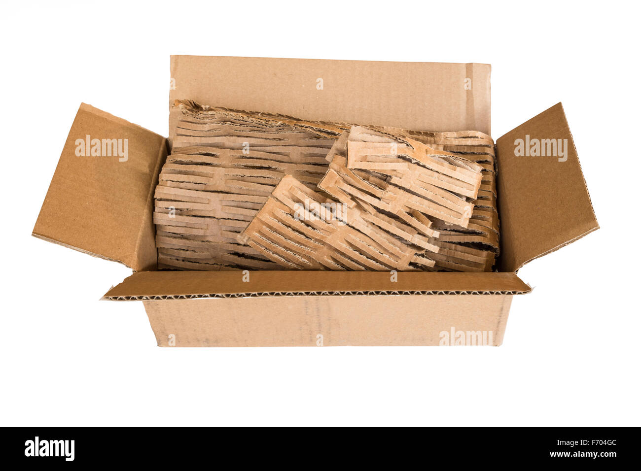 Abrir la caja de envío de cartón vacío con material de embalaje ecológico aislado sobre fondo blanco. Foto de stock