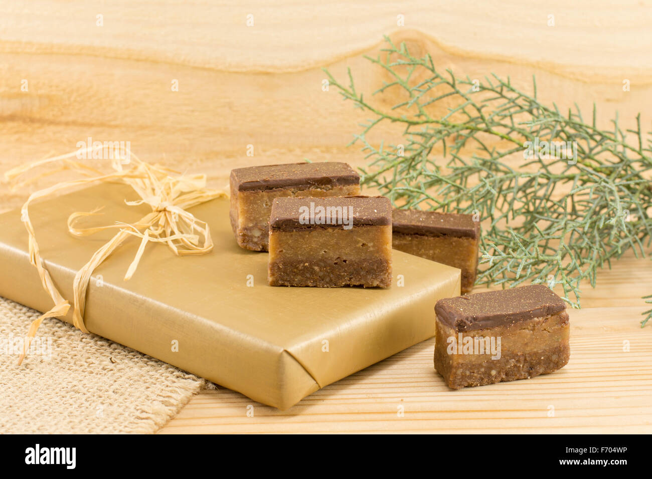 Caramelos dulces de chocolate y envuelto tratar sobre un fondo de madera Foto de stock