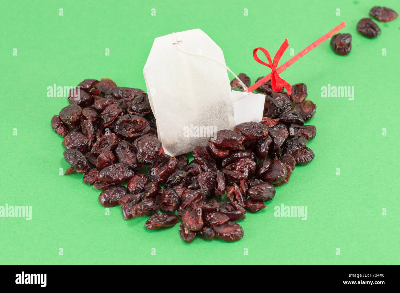 Colorido en forma de corazón de arándanos secos frutas y granos de bolsa de té de arándanos Foto de stock