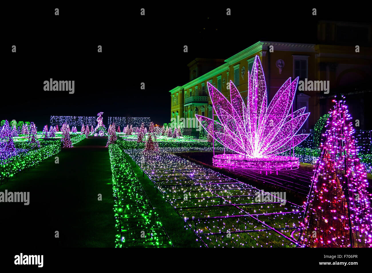 Royal Garden de luces a Palacio de Wilanow en la noche Foto de stock