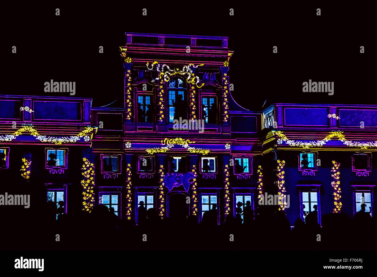 Fachada del Palacio o edificio antiguo con siluetas de personas. Video-Mapping muestran en la fachada del Palacio de Wilanow Foto de stock