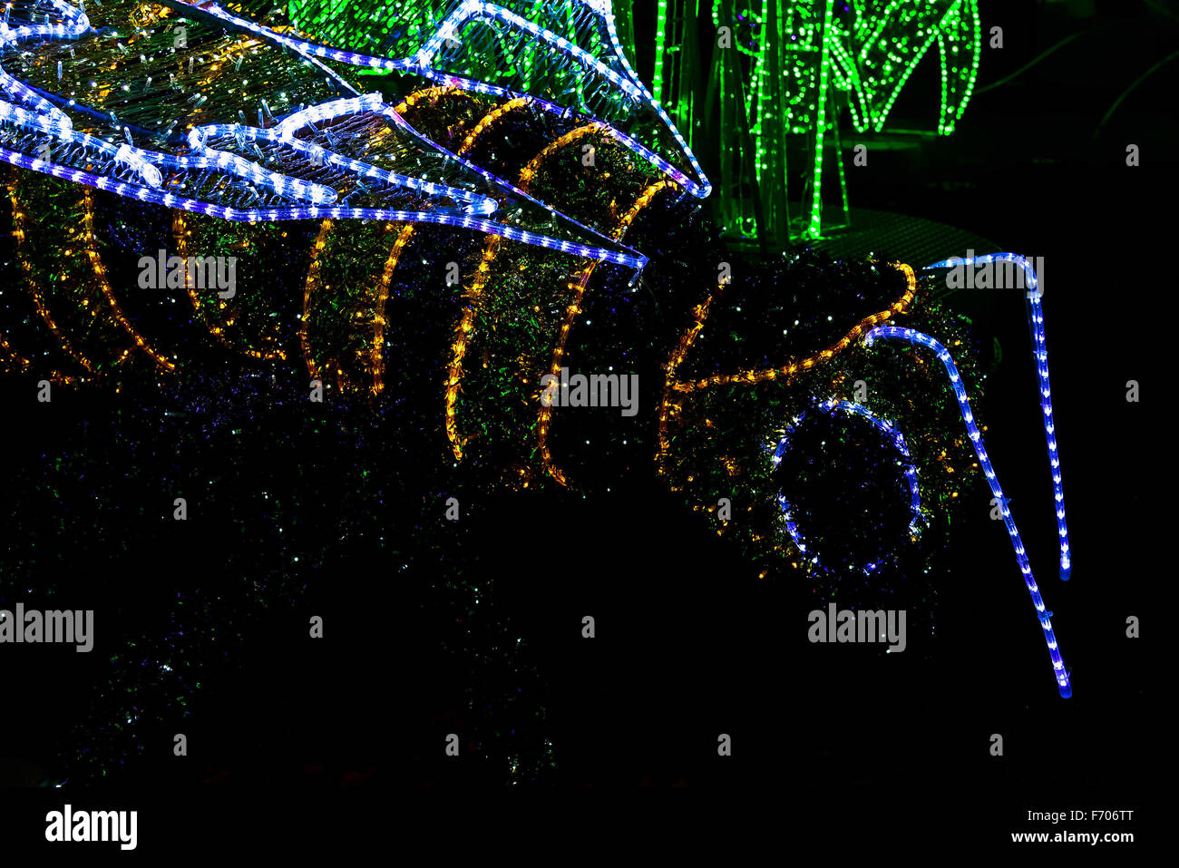 Construcción de abeja iluminado por luces multicolores en la noche de Navidad Foto de stock