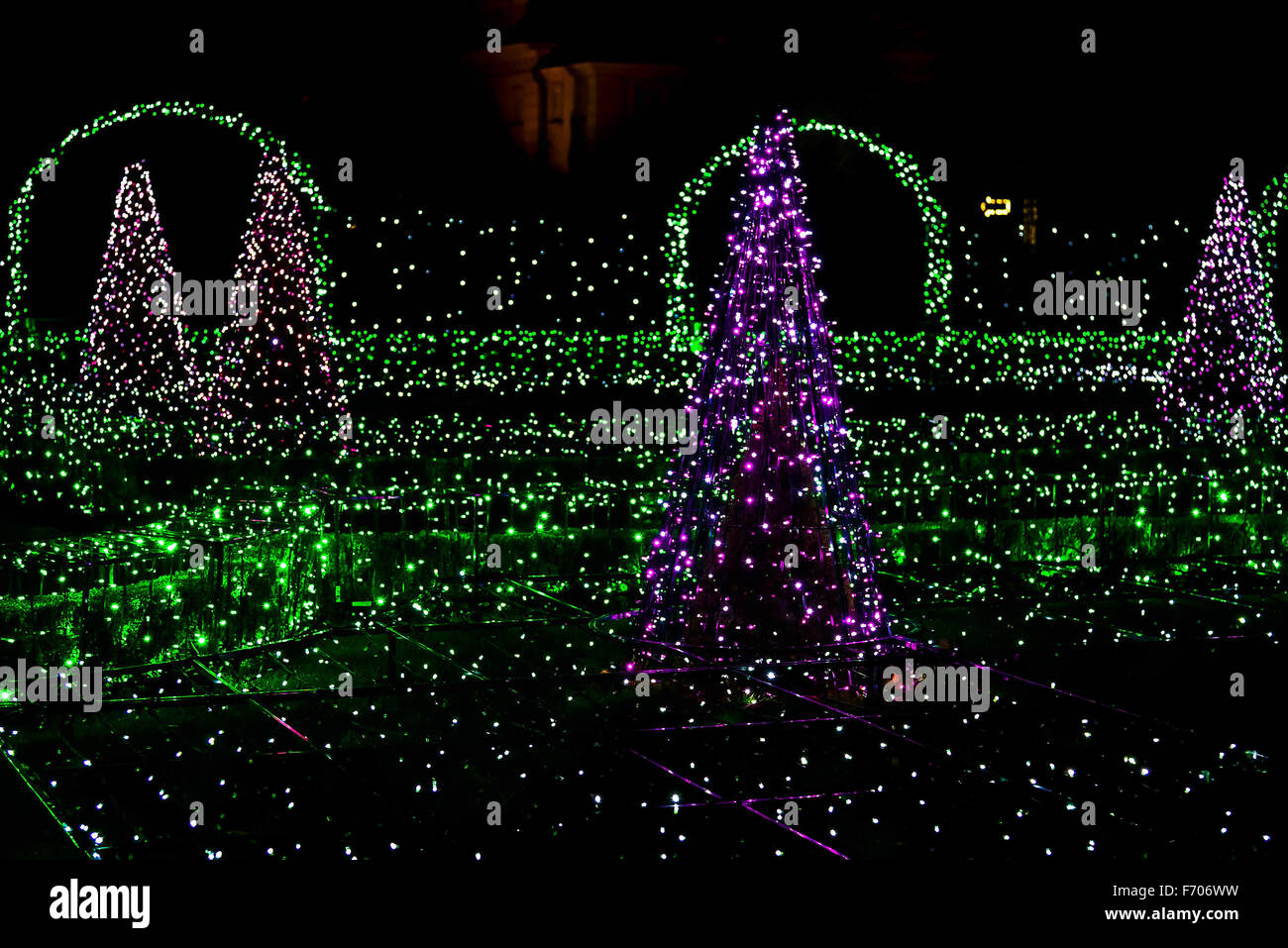 Árboles de Navidad iluminado y arcos de luces coloridas de Año Nuevo Foto de stock