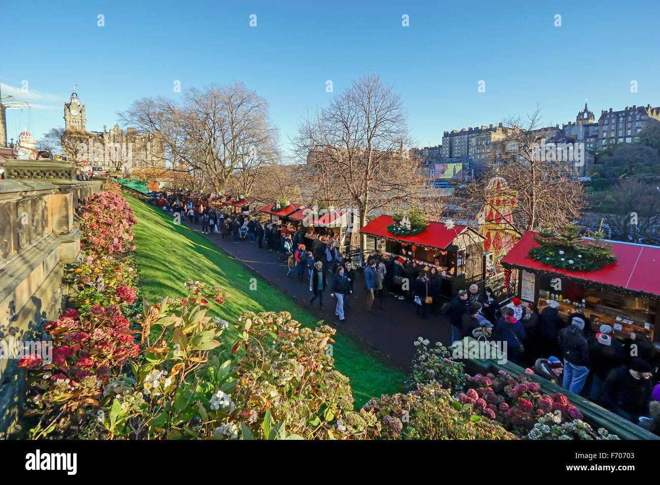 Mercado de Navidad de Edimburgo 2015 en el este de Princes Gardens Edinburgh con puestos de venta de productos y Alimentos & Bebidas Foto de stock