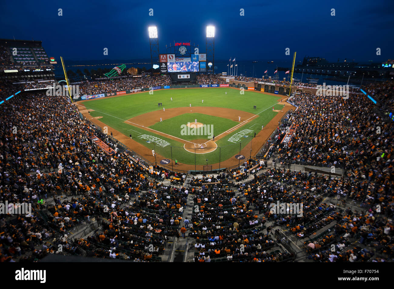 San Francisco, California, EEUU, 16 de octubre de 2014, AT&T Park, un estadio de béisbol, SF Giants frente a los Cardenales de San Luis, de la Serie de Campeonato de la Liga Nacional (CNE), multitud mira vista elevada de juego Foto de stock
