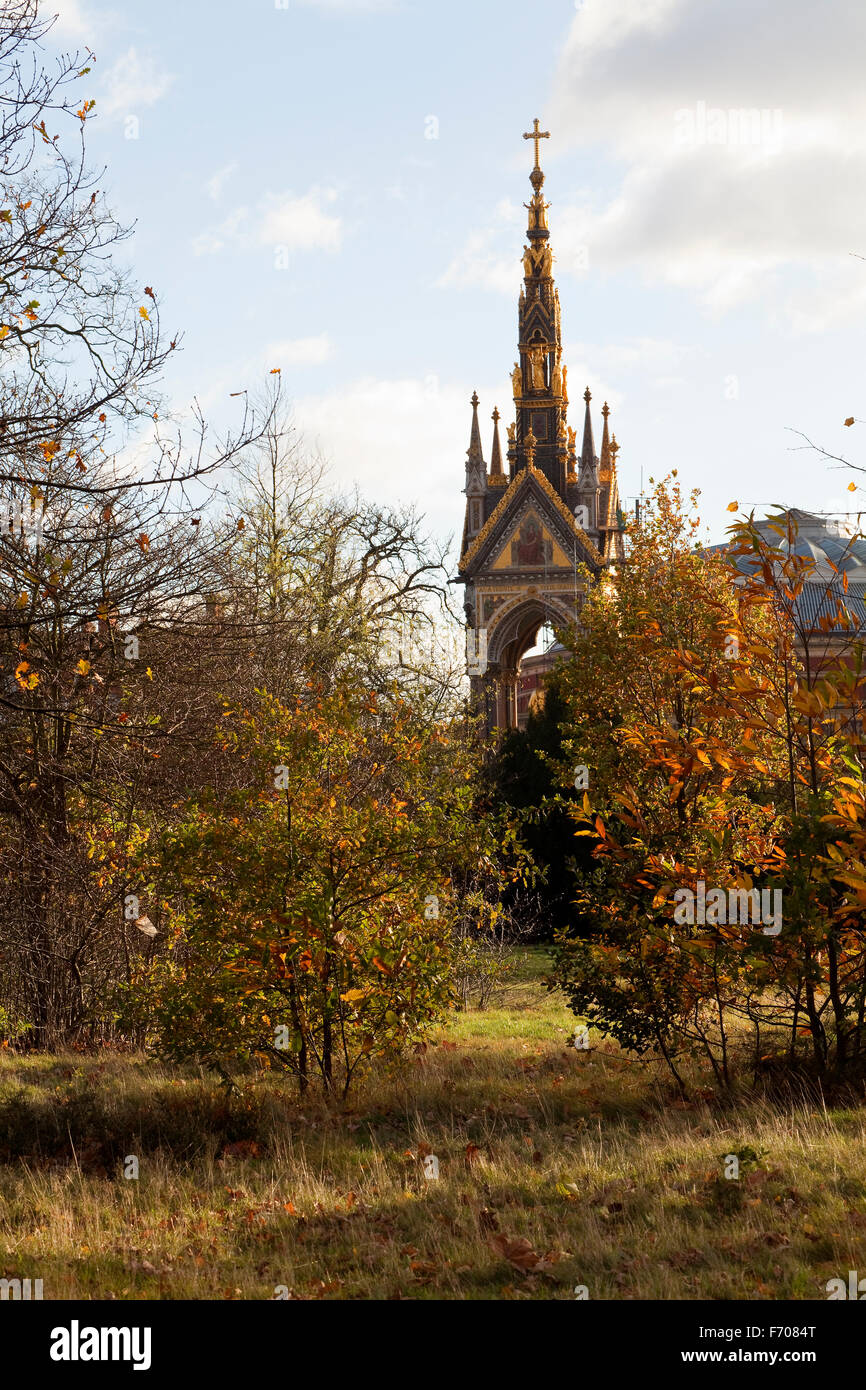 El último otoño de luz brilla sobre el Príncipe Albert Memorial en Londres centro haciendo el monumento dorado resplandor. Foto de stock
